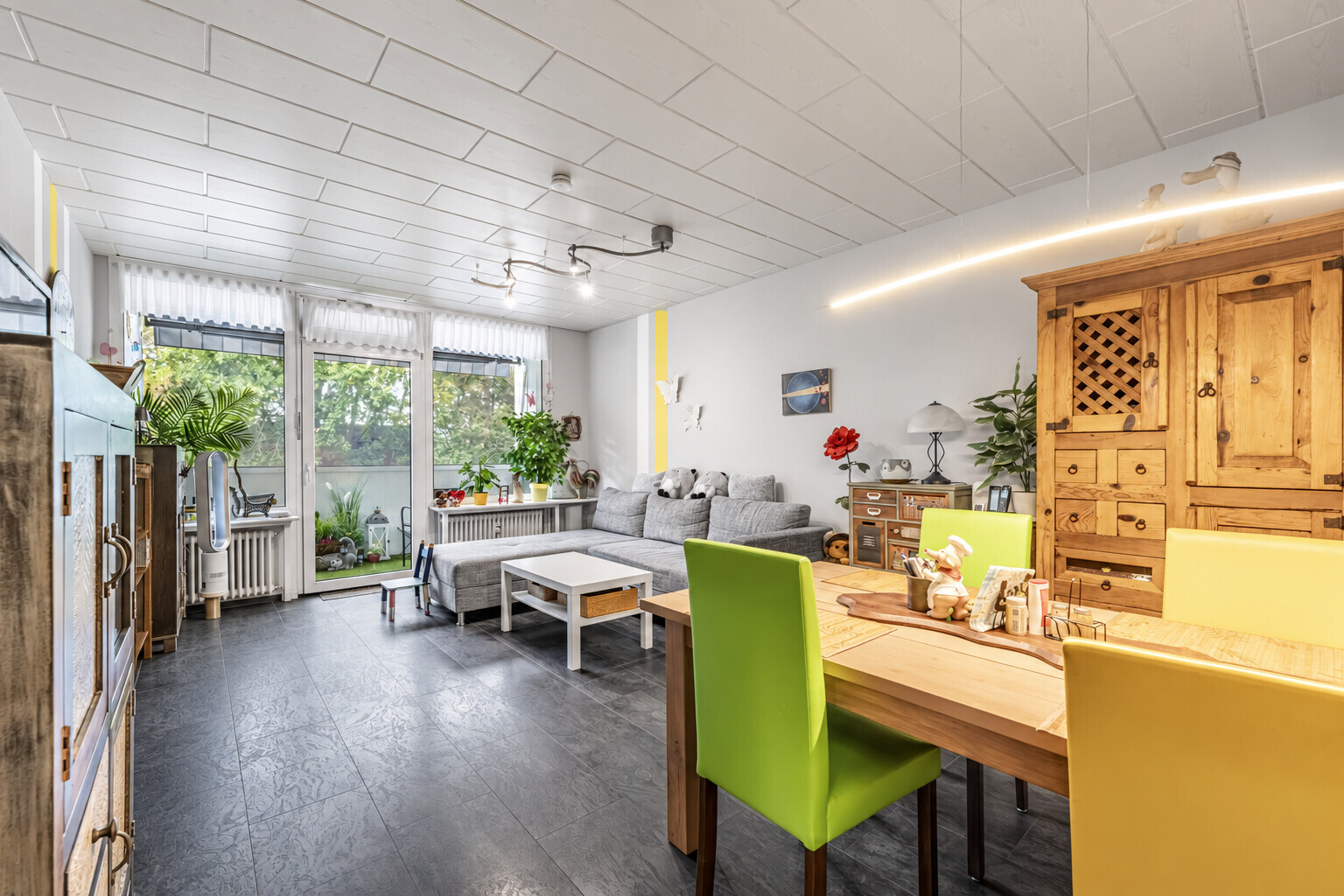 Wohnzimmer – Blick zur Loggia