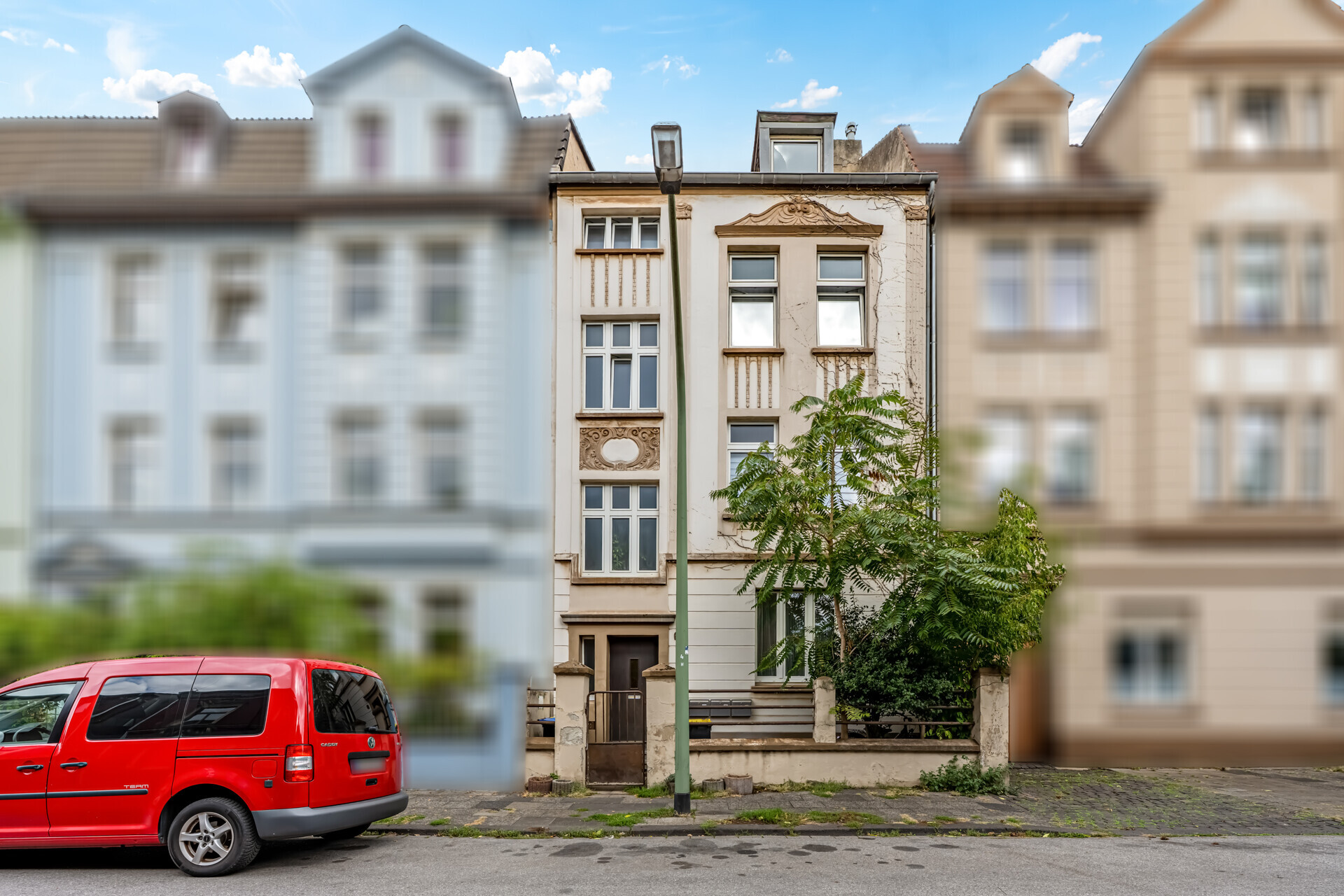 Straßenansicht des Mehrfamilienhauses