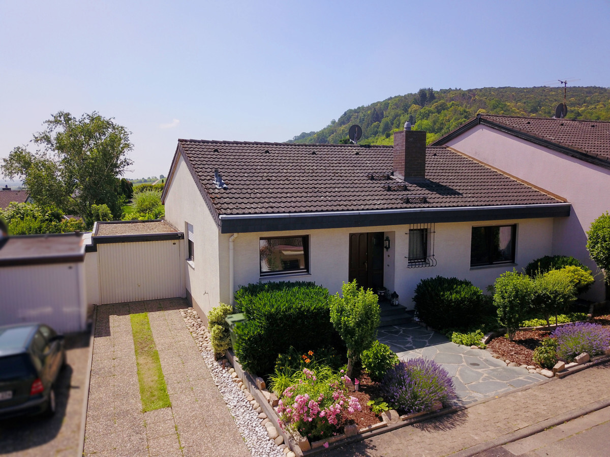 Lichtdurchfluteter Doppelhaus Bungalow mit Blick auf die Wachtenburg in Wachenheim