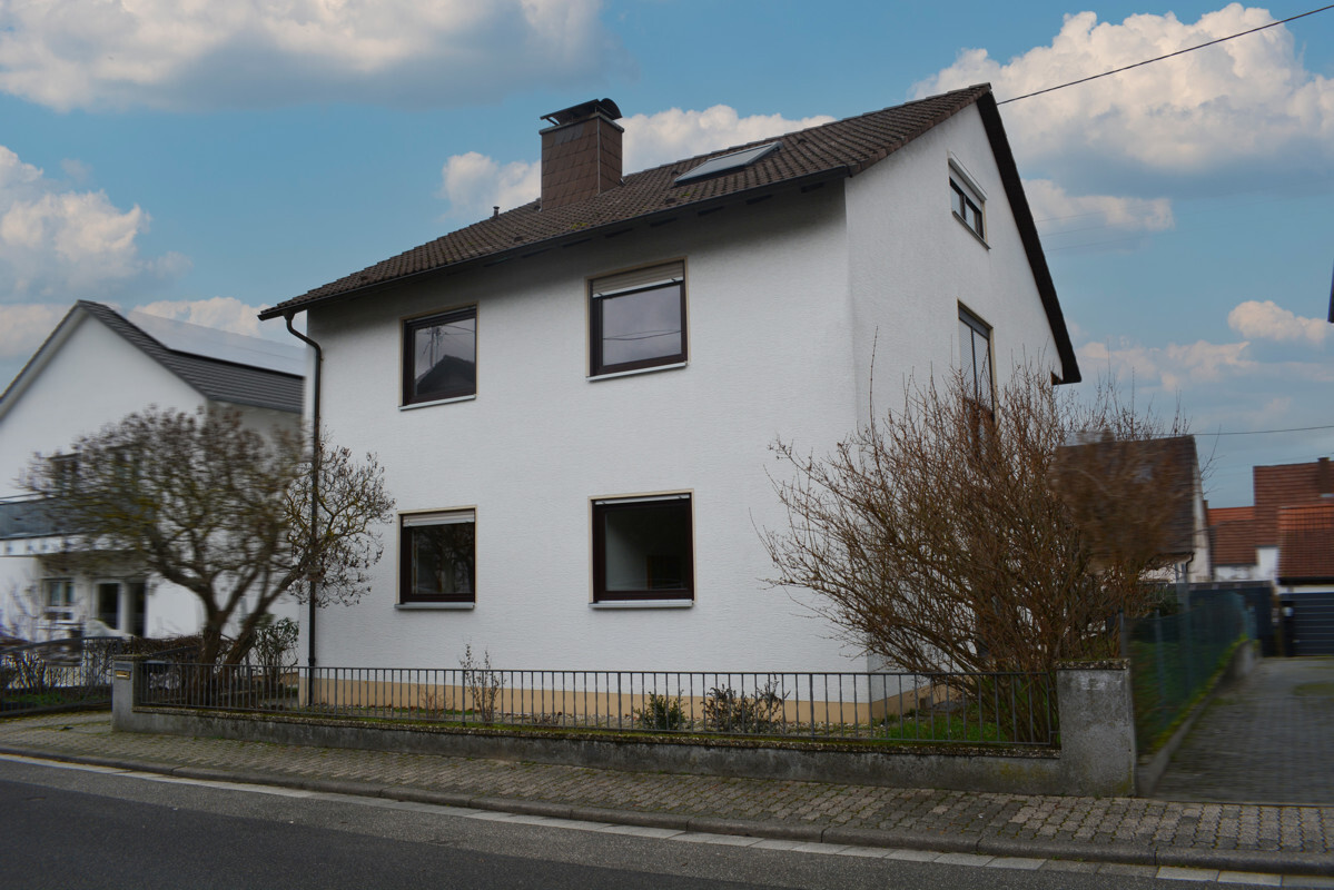 Familienfreundliche Lage unter dem Hambacher Schloss: Freistehendes Einfamilienhaus mit Potential