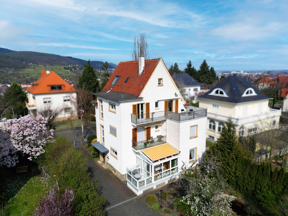 Lichtdurchflutete 3,5 Zimmer Maisonette-Wohnung mit Terrasse und Garage auf der Hambacher Höhe