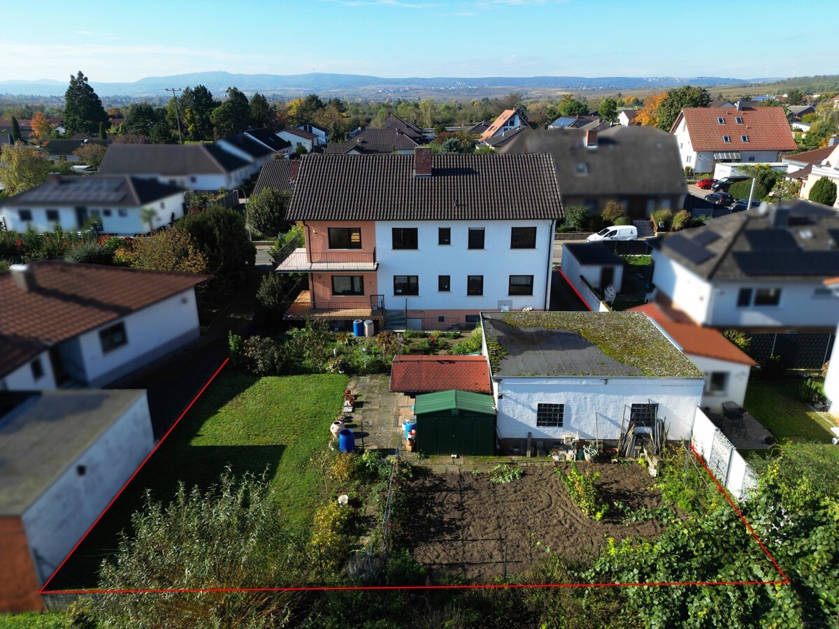 Zweiparteienhaus mit Garage und Garten in ruhiger Lage von Weisenheim am Sand