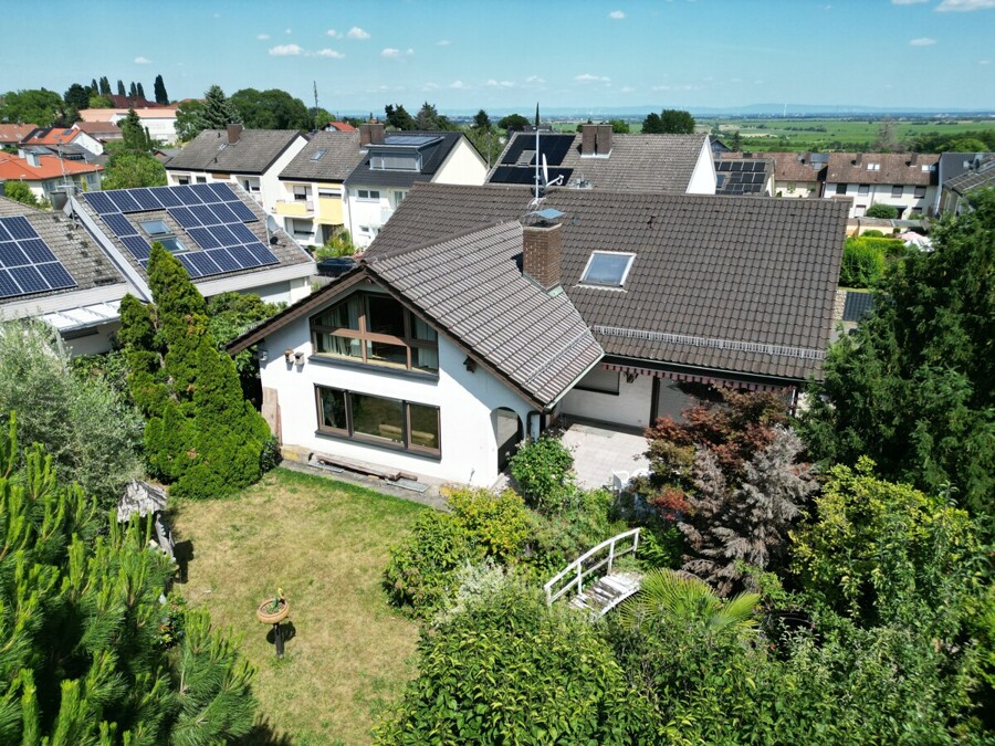 Großes Einfamilienhaus mit Einliegerwohnung auf 745 m² Gartengrundstück in Toplage von Königsbach