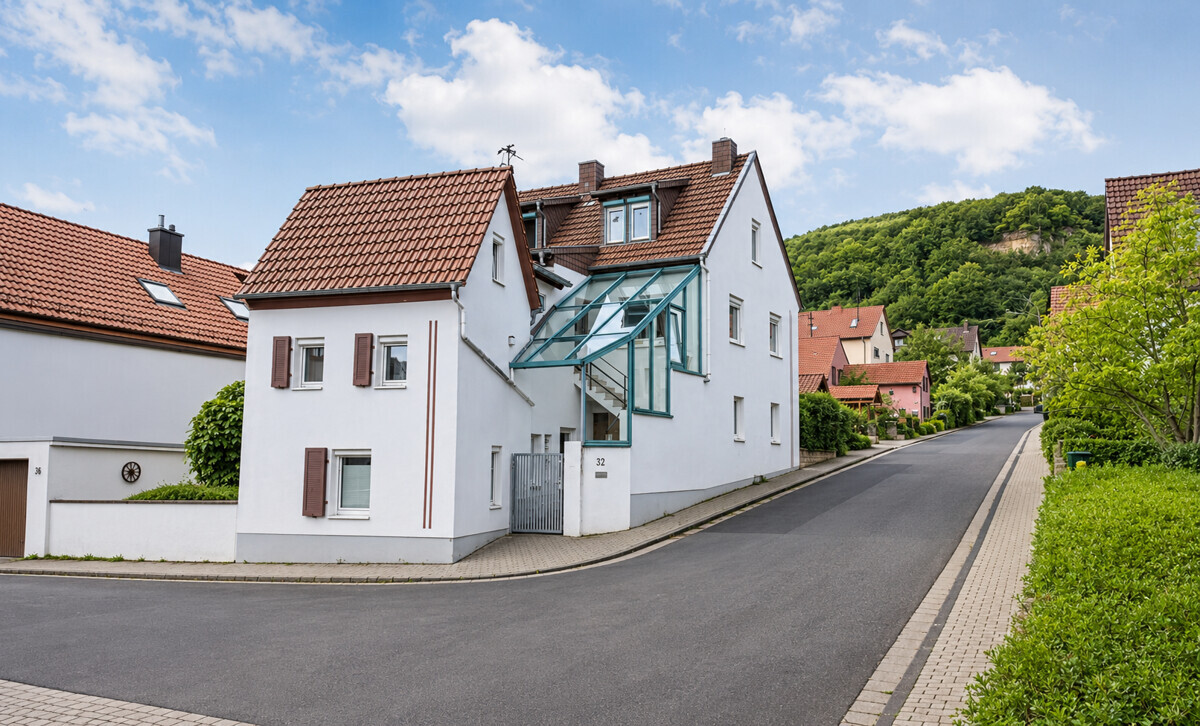 Viel Raum für neue Ideen: Haus mit zwei Wohnbereichen, Garten & Doppelcarport in Neustadt-Haardt