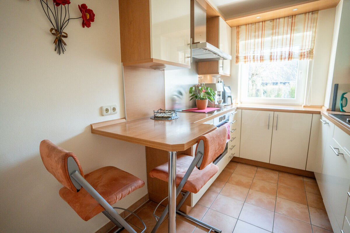 Küche mit Barhockern