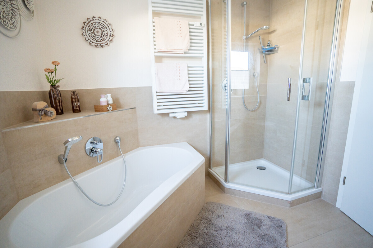 Bad mit sep. Dusche und Badewanne