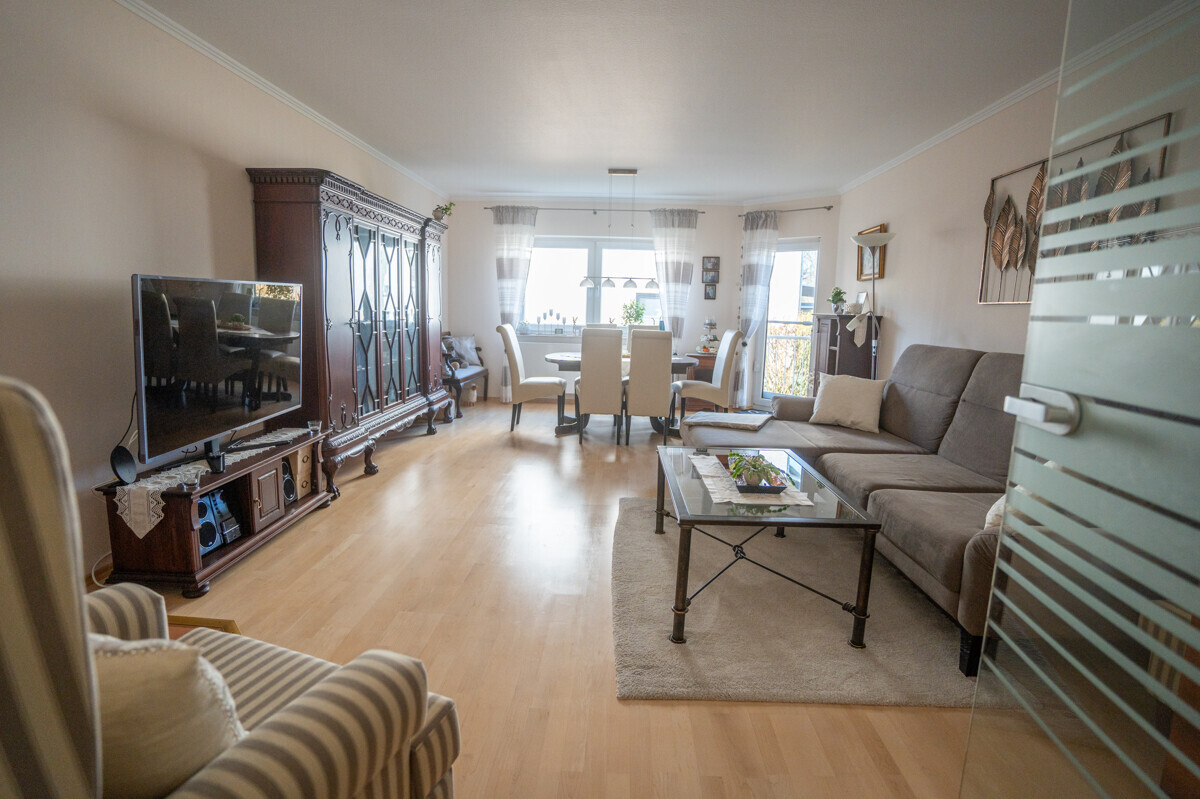 Wohnzimmer mit Balkonzugang