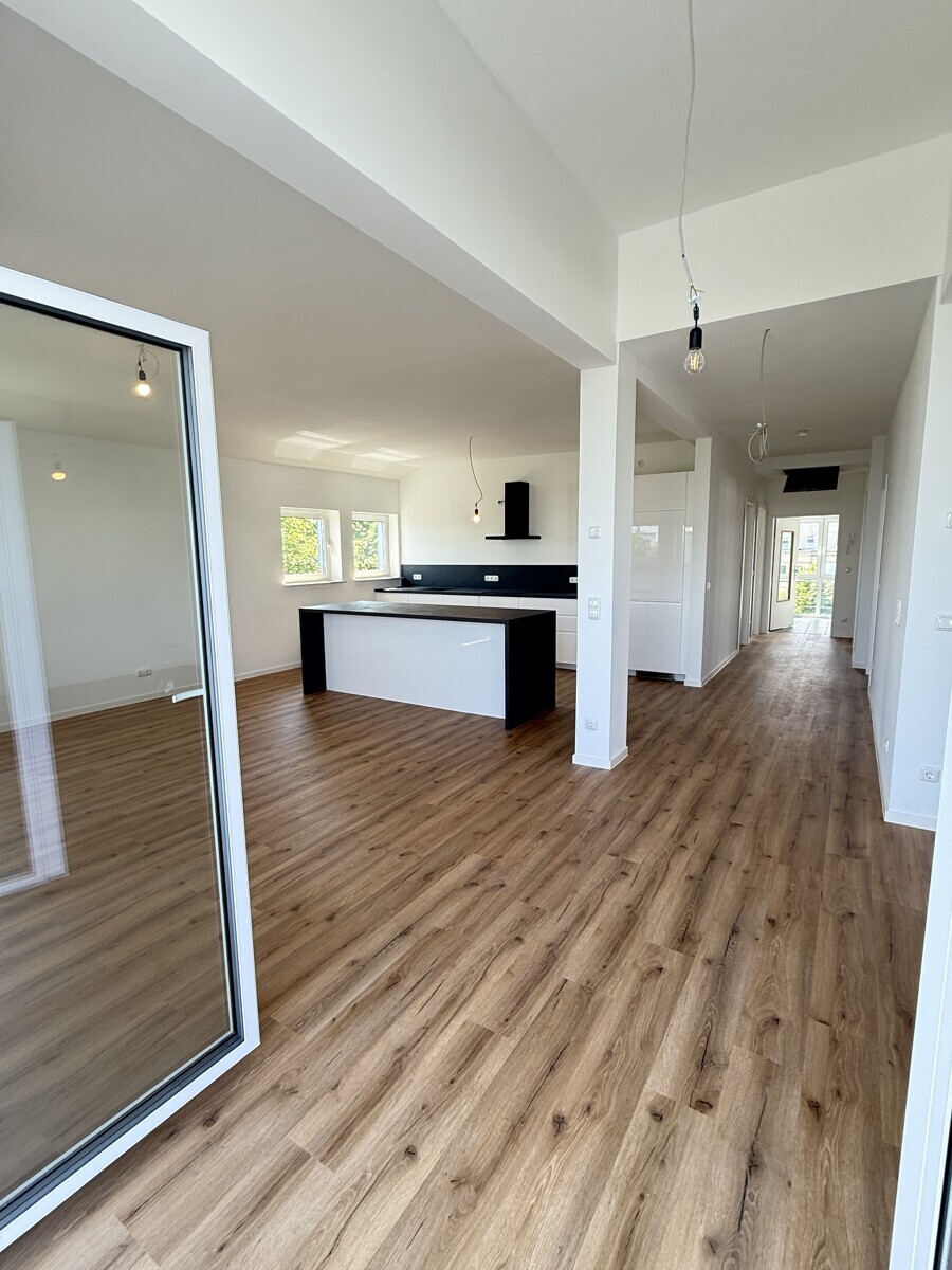 Blick vom Balkon 1 in die Wohnung 