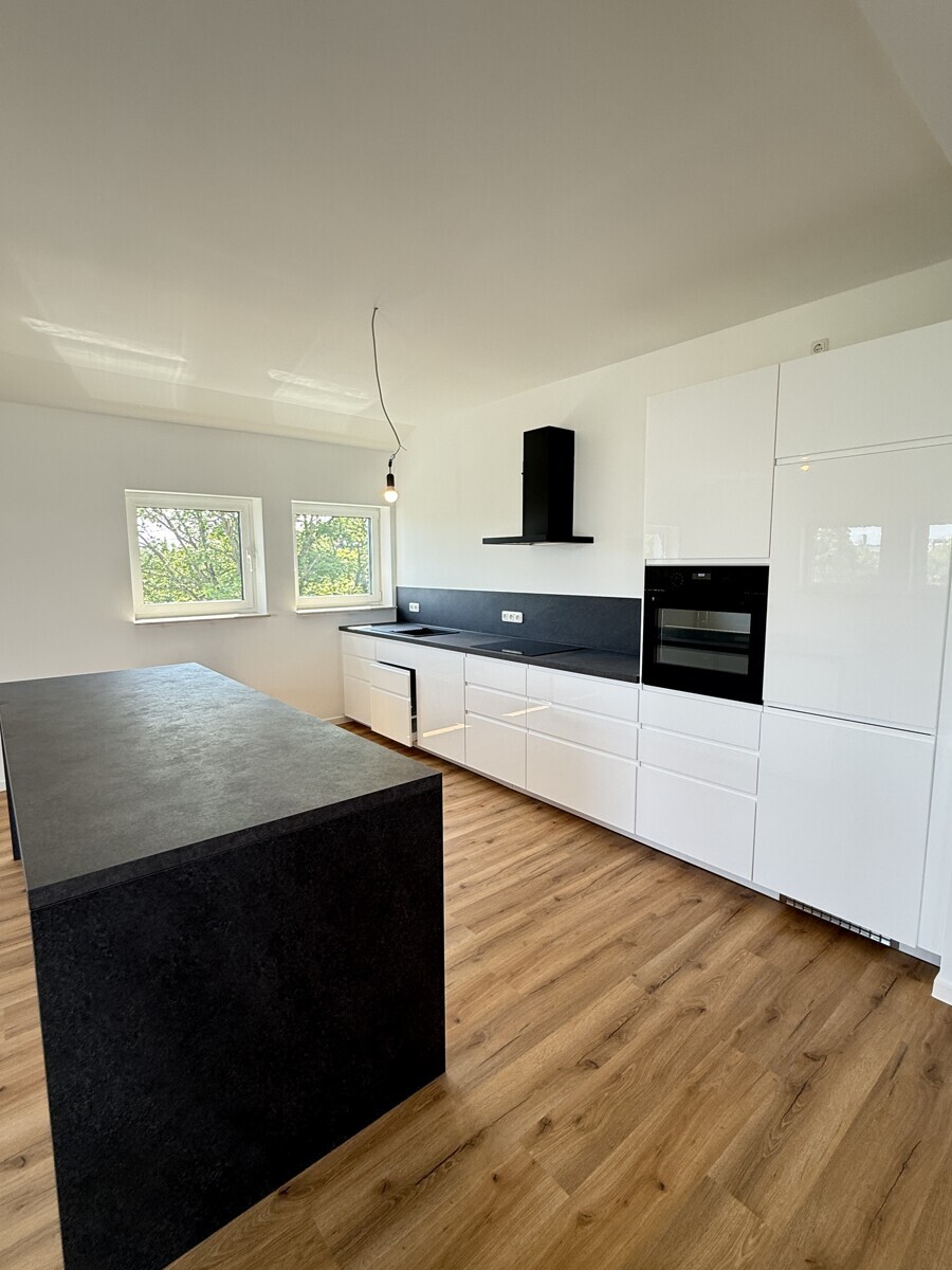 Offene Küche mit Mittelblock