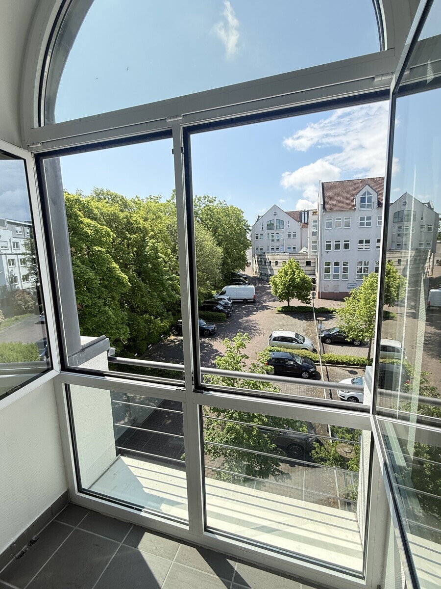 Blick vom Treppenhaus auf Ihre Stellplätze im Innenhof/ wahlweise TG