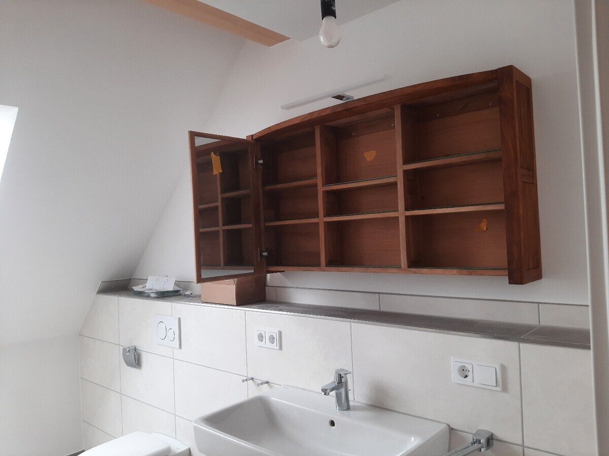 passender Vollholz-Badschrank