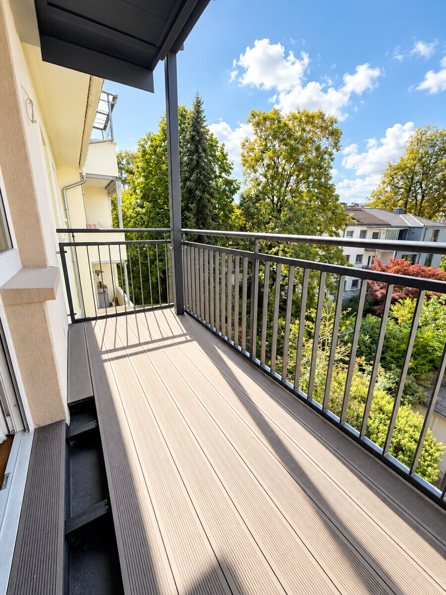 Balkon mit Blick ins Grün