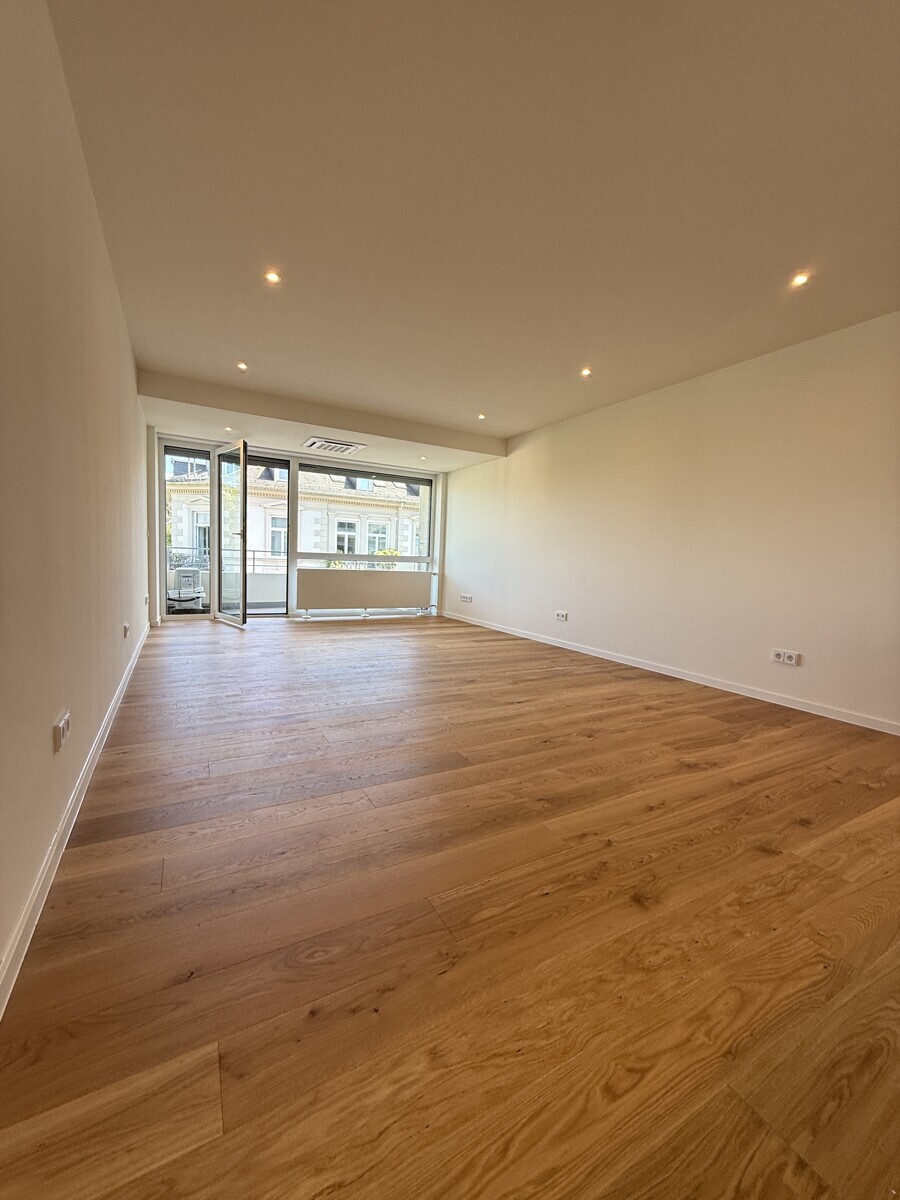 Wohnzimmer mit Balkon