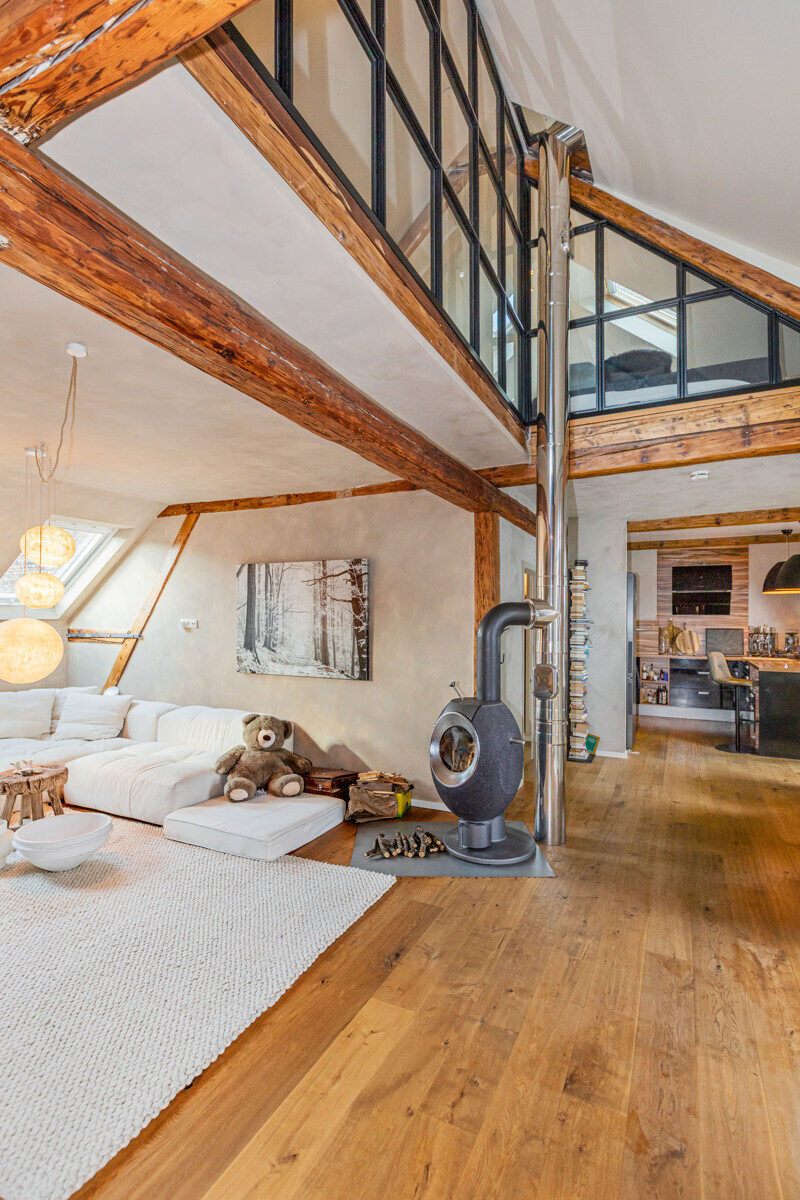 Blick in Wohnraum und Galerie