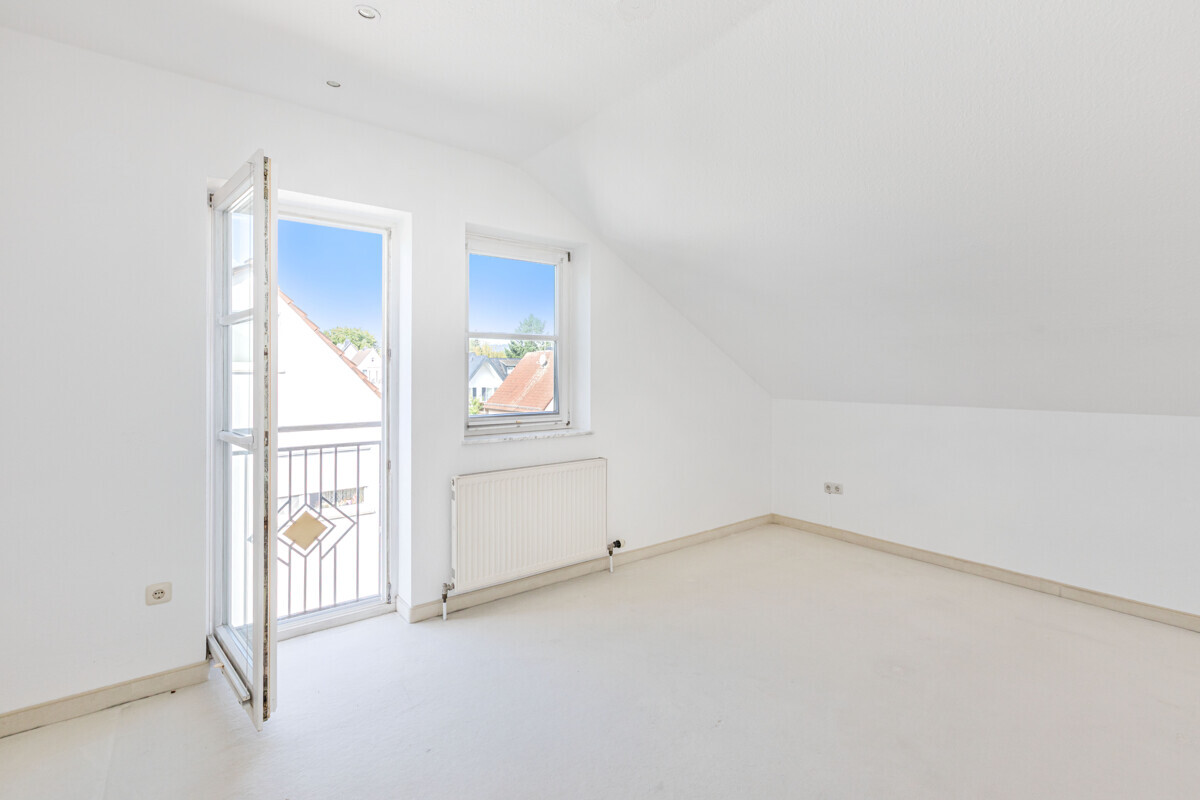 Schlafzimmer mit bodentiefem Fenster