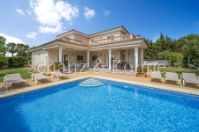 Villa & Poolblick