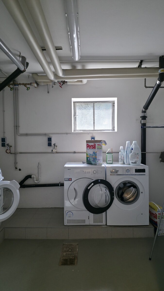 Waschmaschine und Trockner im Gemeinschaftsraum