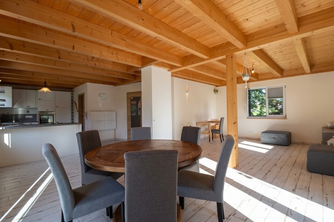 Wohn- und Esszimmer mit Blick zur Küche