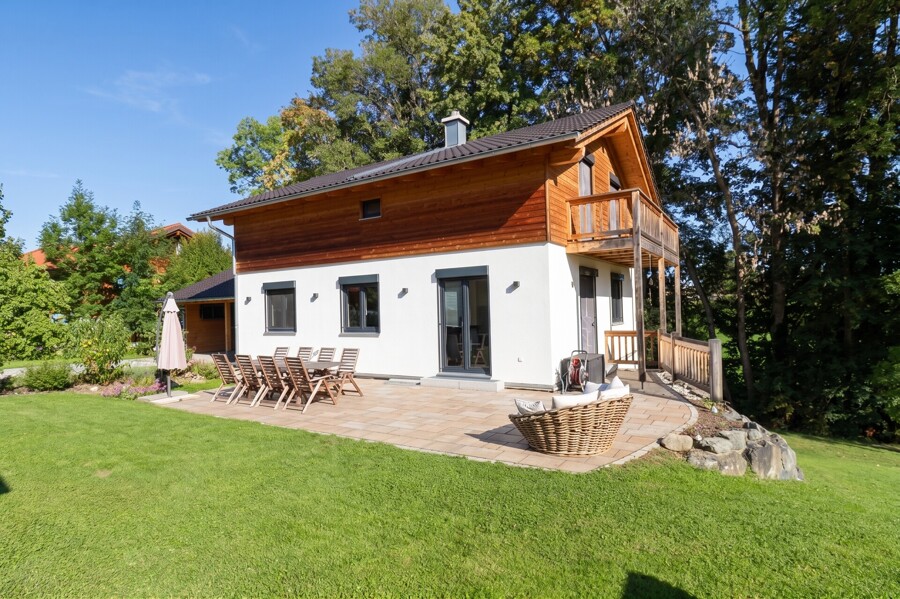 Hausansicht mit Sonnenterasse