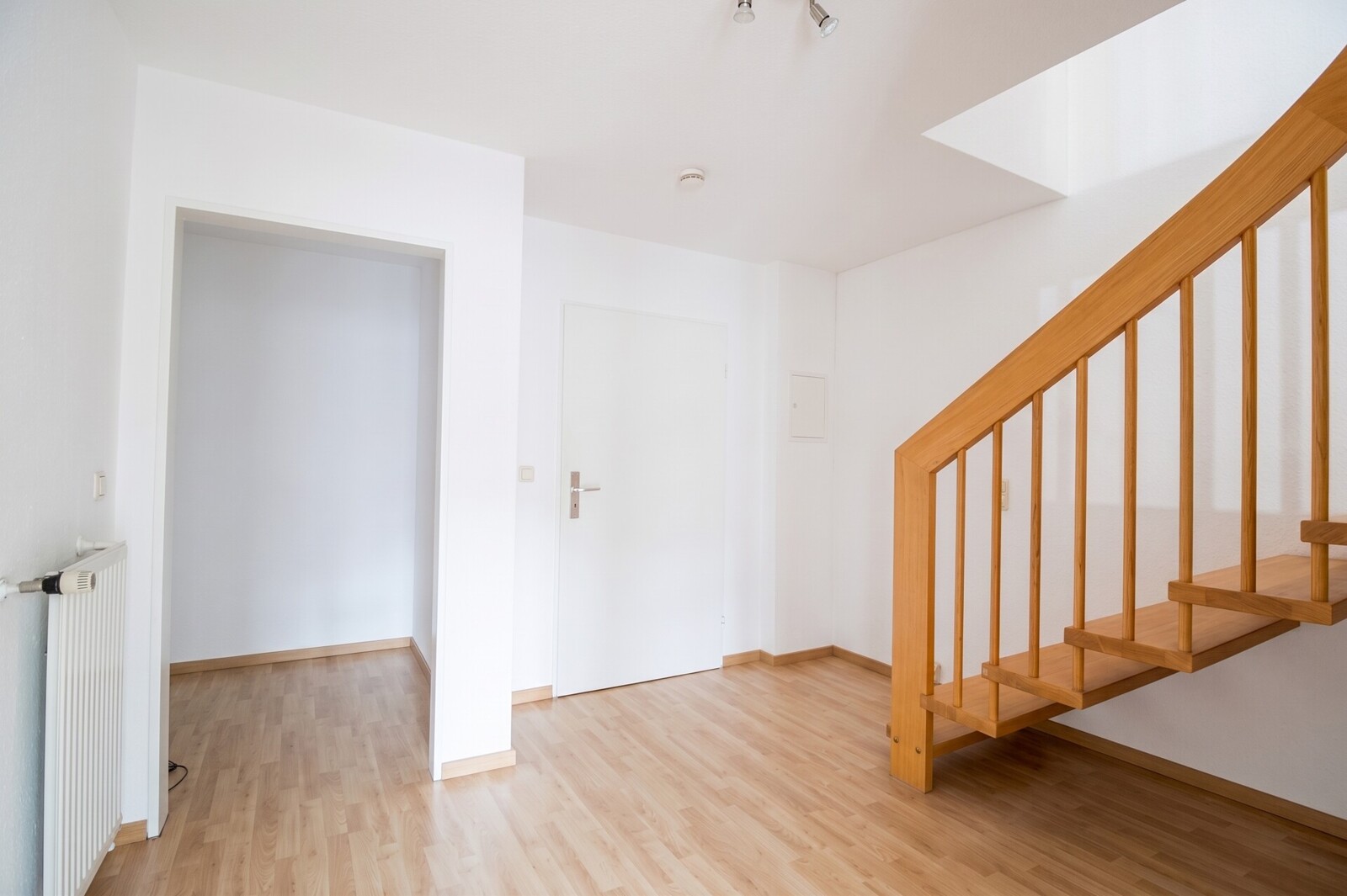 Eingangsbereich mit Treppe zur Galerie