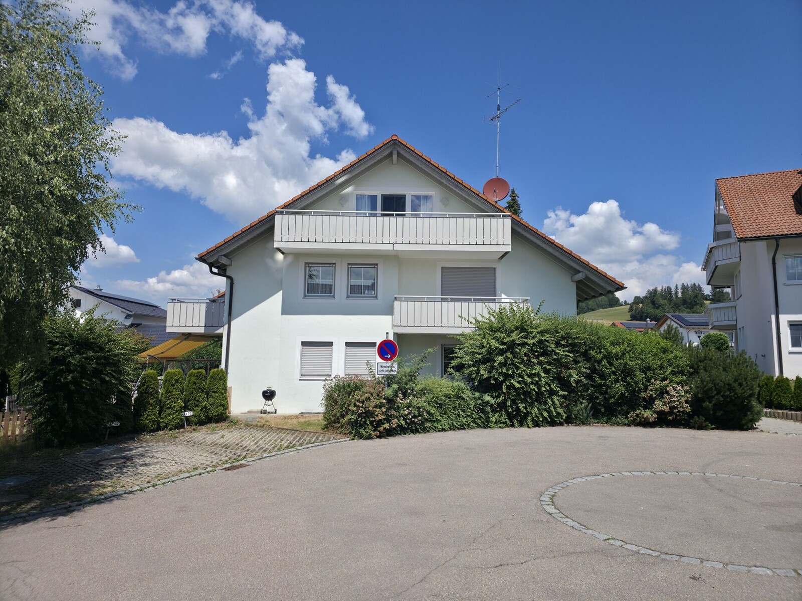 Moderne Dachgeschosswohnung mit Einbauküche, Tiefgaragenstellplatz und 2 Balkonen