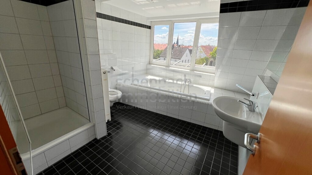 12 Badezimmer oben