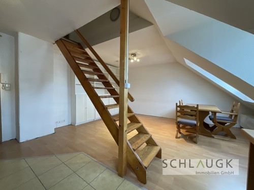 Wohnzimmer mit Treppenaufgang