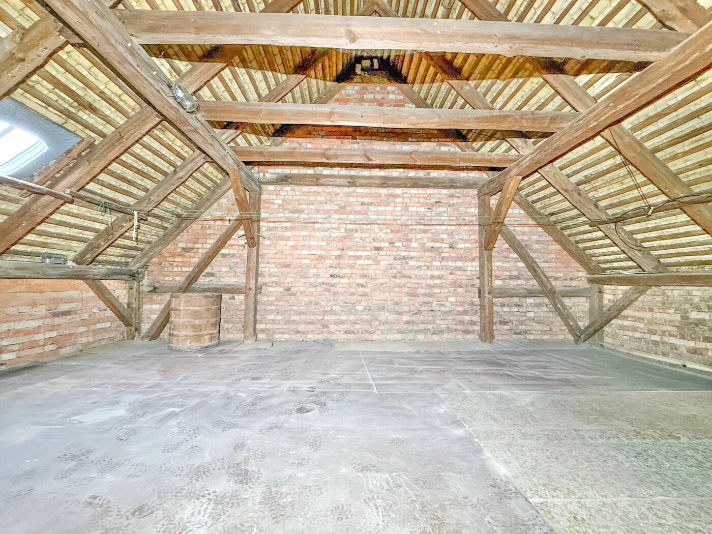 unausgebauter Dachboden 
