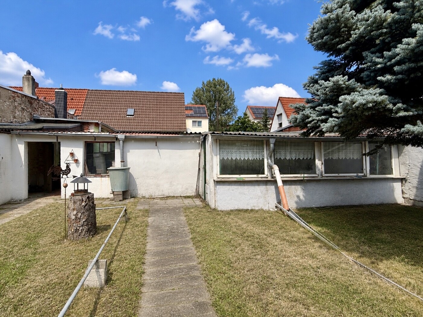 Blick vom Garten zum Haus