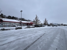 Außenansicht mit Parkplatz (vorne)