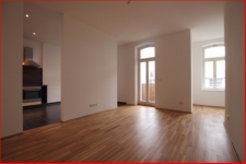 Wohnbereich mit Zugang zum Balkon