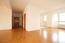 Wohnzimmer + Flur + Essbereich