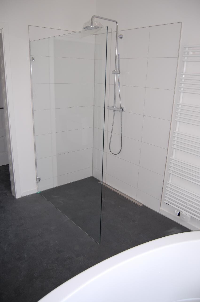 Dusche mit Verglasung und Handtuchtrockner