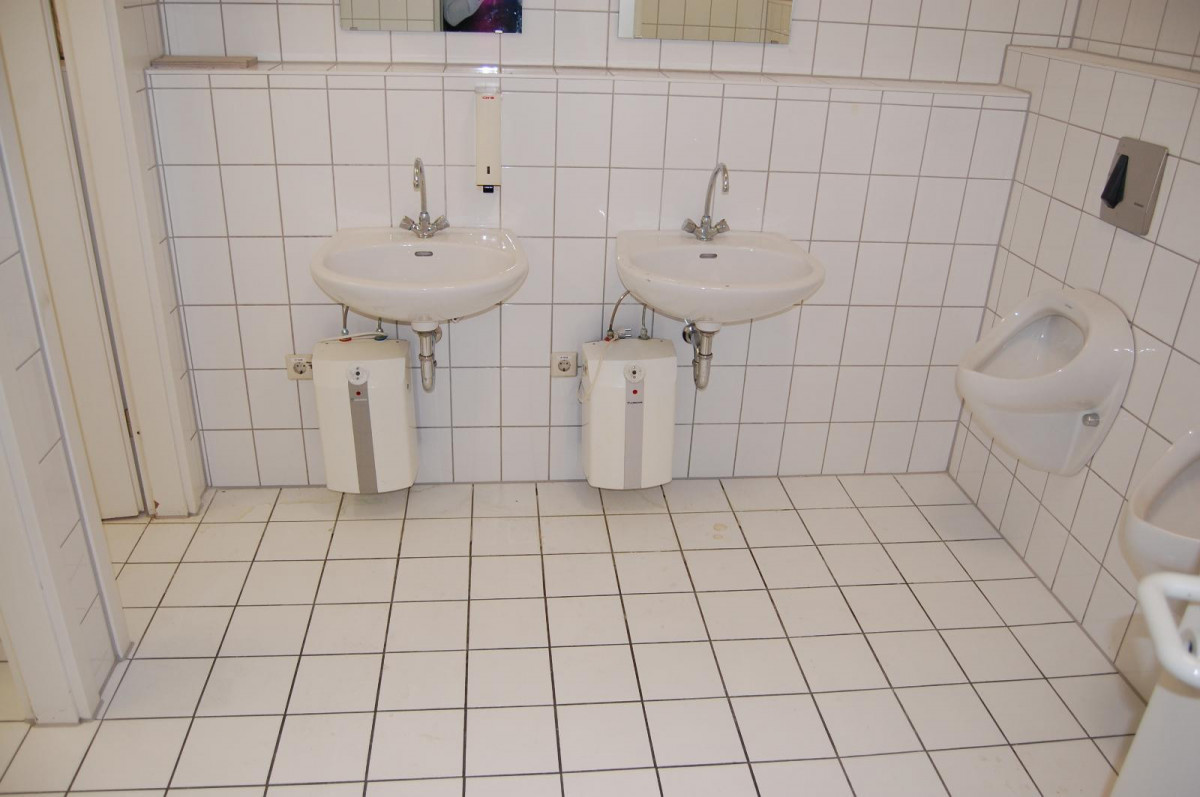 WC mit Handwaschbecken und Pissoirs