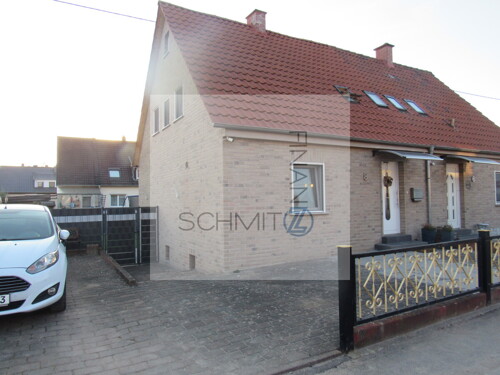 Front und Stellplätze