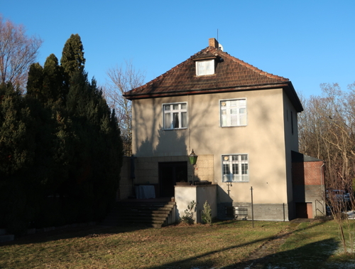 Villa aus Gartensicht