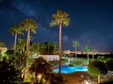 Poolbereich bei Nacht