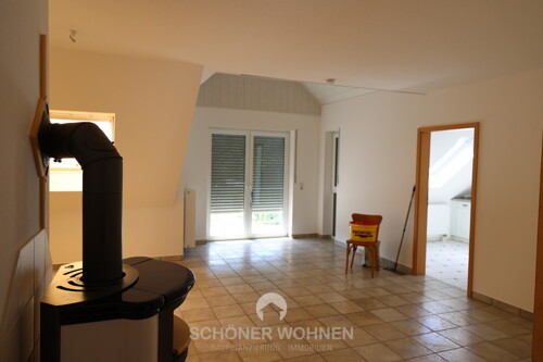Wohnzimmer mit Zugang zum Balkon