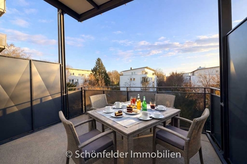 großer sonniger Balkon