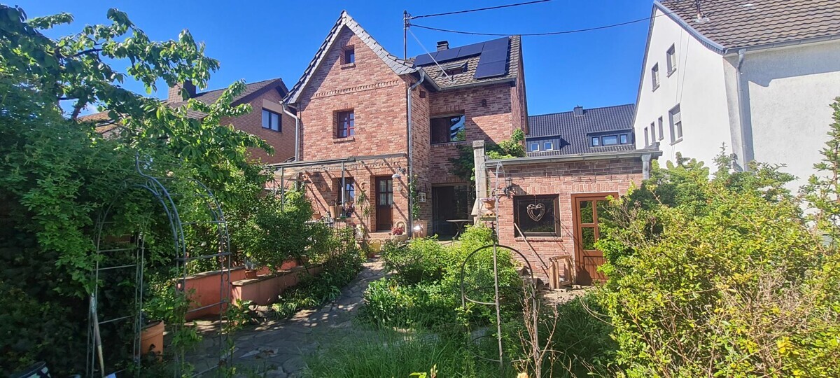 Rückansicht mit Terrasse