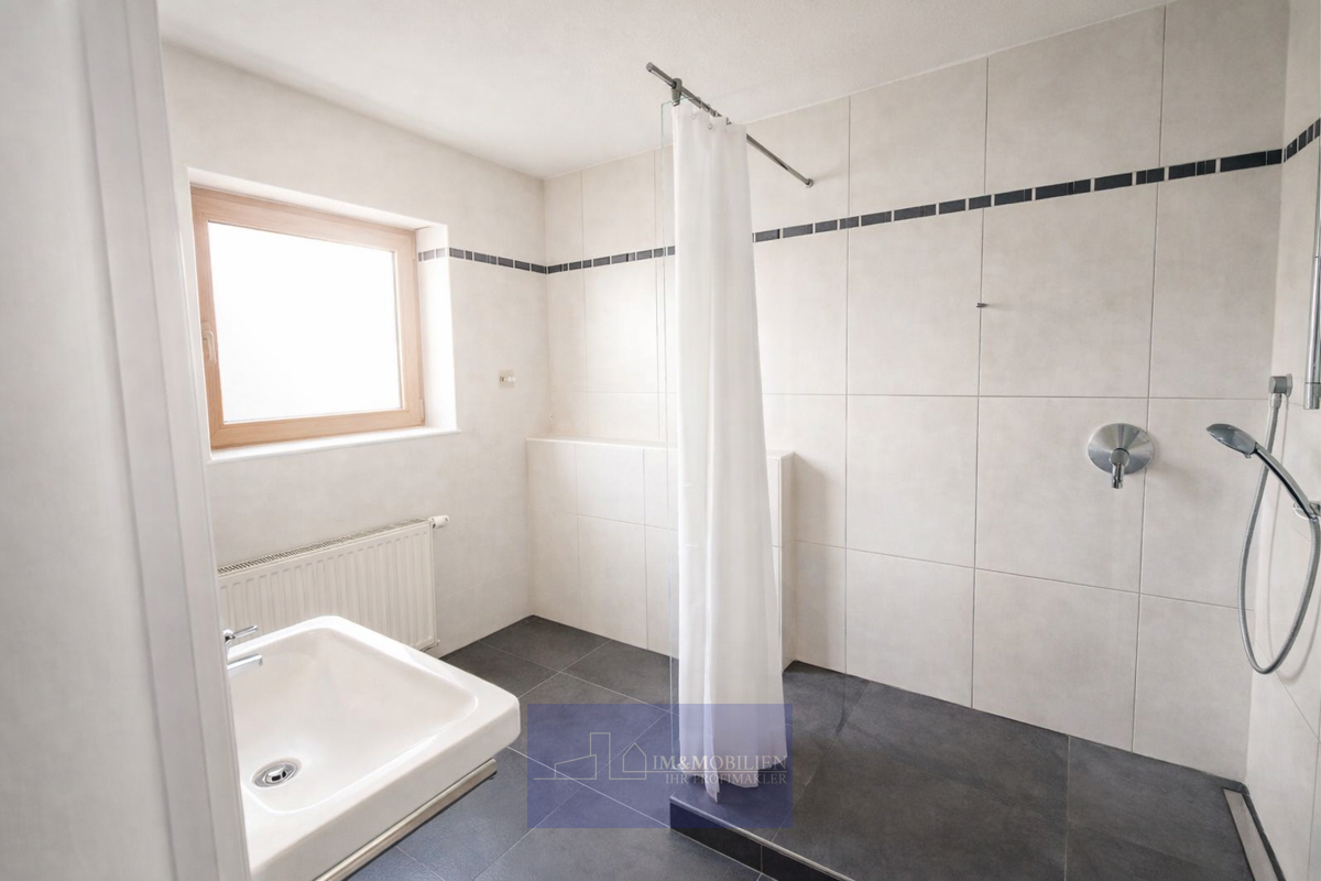 Modernes Badezimmer im natürlichen Licht