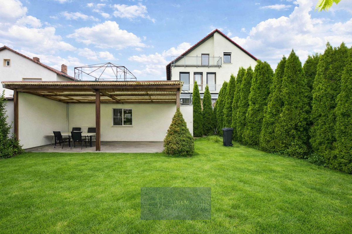 Sonniger Hinterhof mit idyllischem Garten