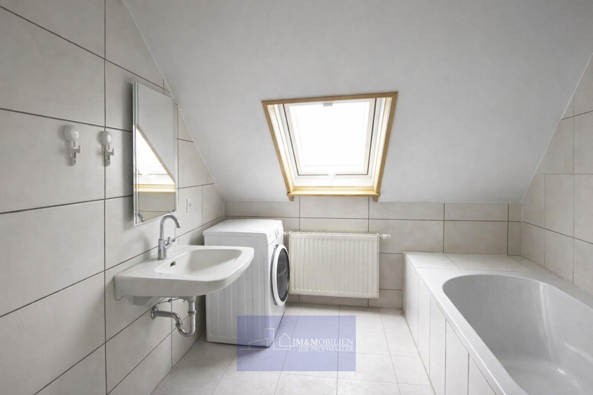 Helles Badezimmer im Dachboden