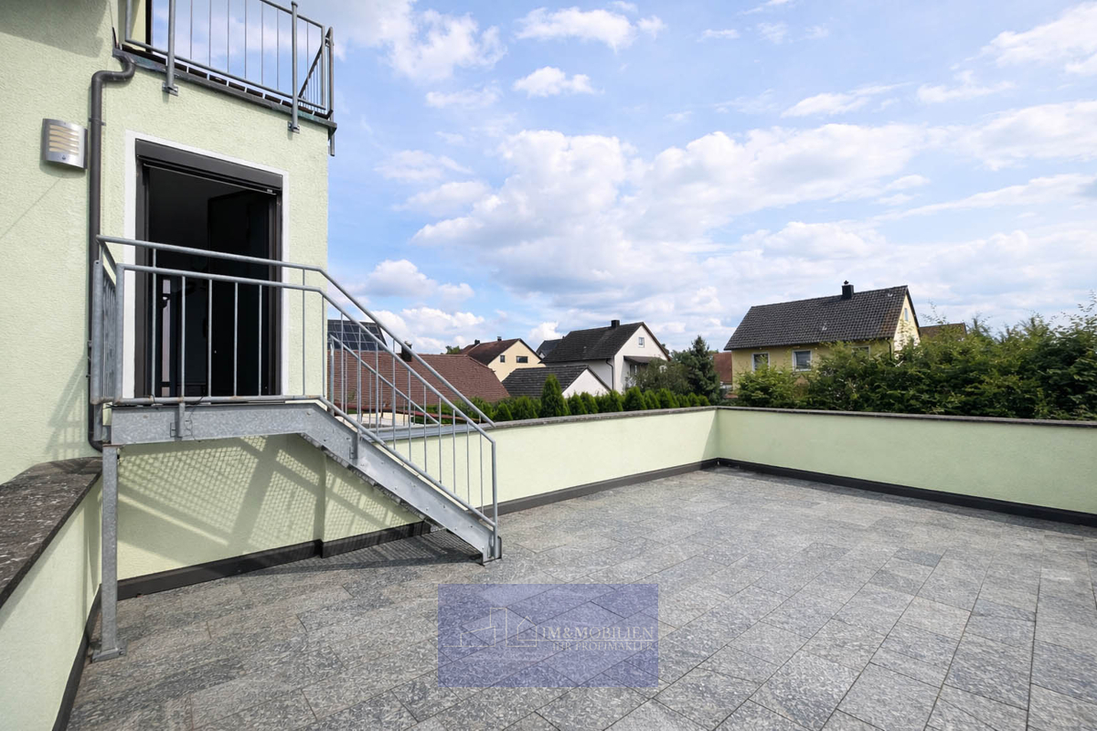 Helle Terrasse mit Aussicht und Treppe