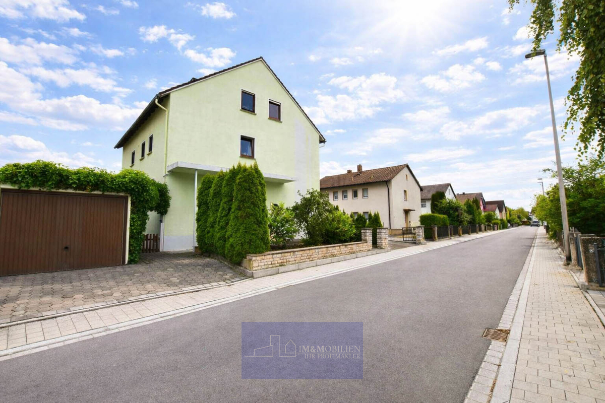 Vorstadtstraße im Nachmittagspaziergang
