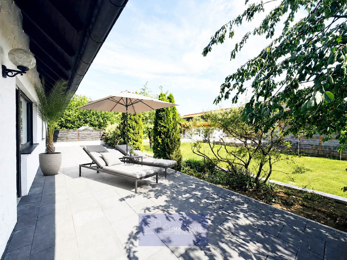 Terrasse mit Liegen