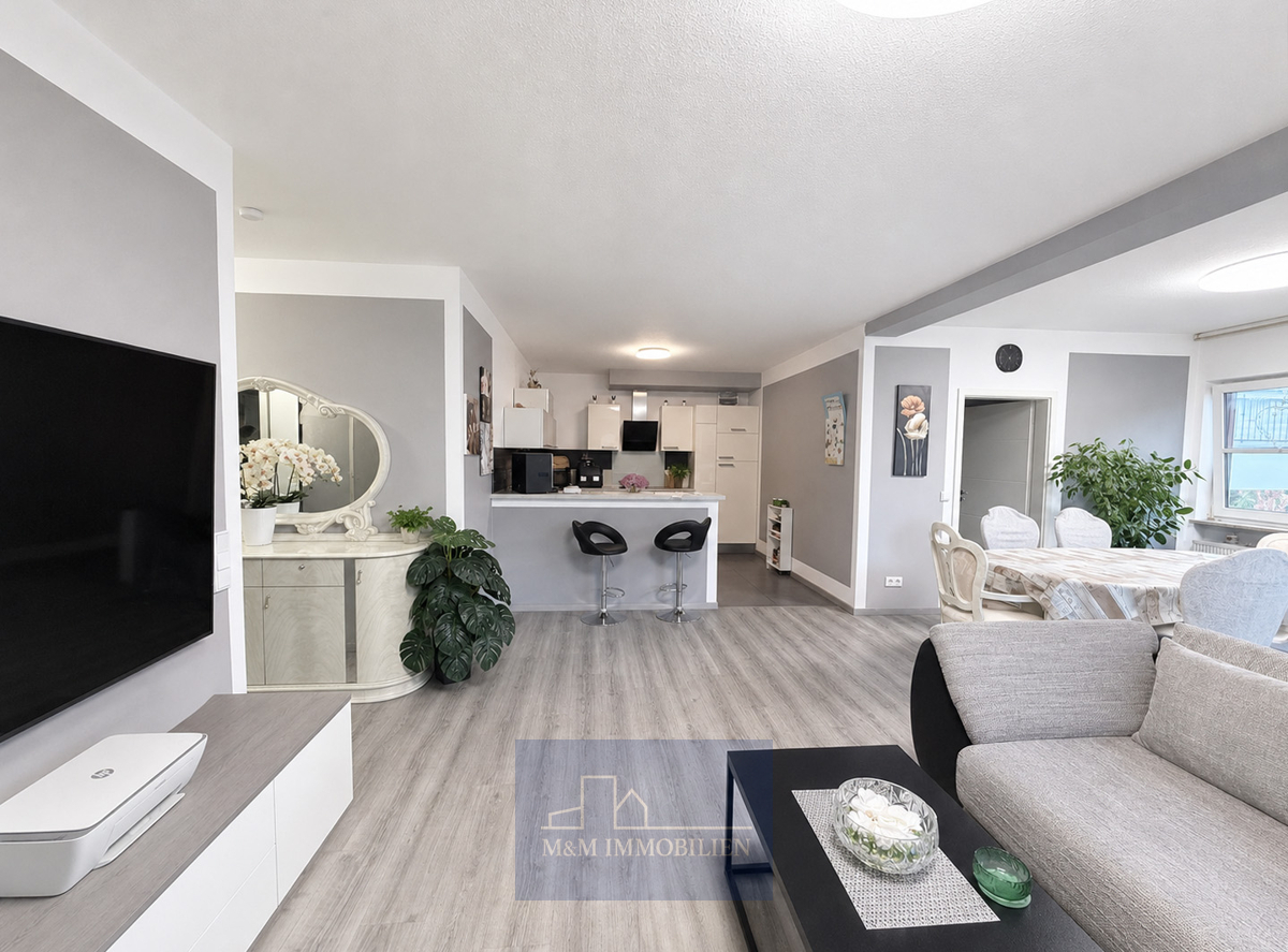 Wohnzimmer mit offener Küche
