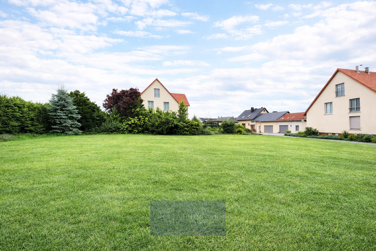 Grünes Grundstück zwischen Wohnhäusern