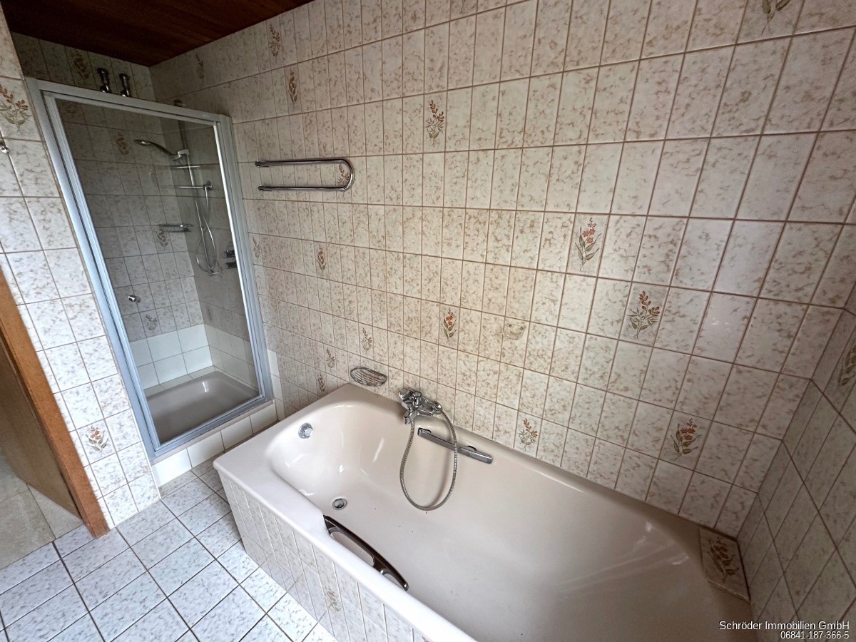 Dusche und Wanne