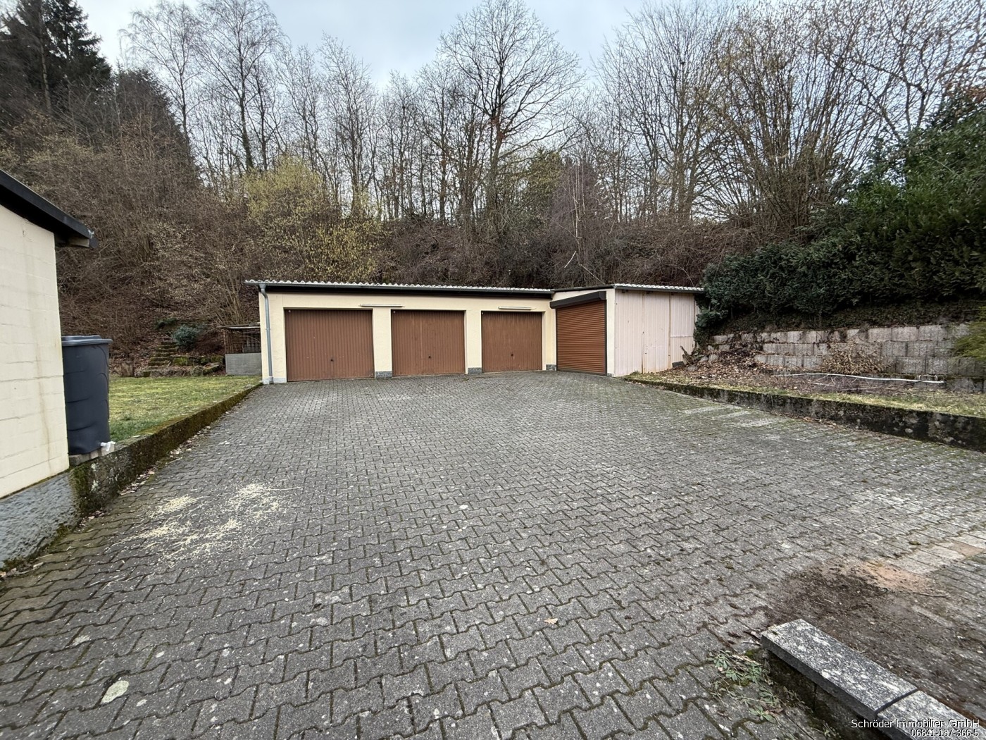 Garagen hinter dem Haus